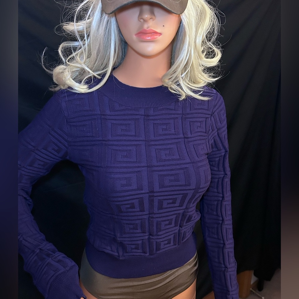 “Greek key" Pattern solid round neck sweater - Picture 4 of 16